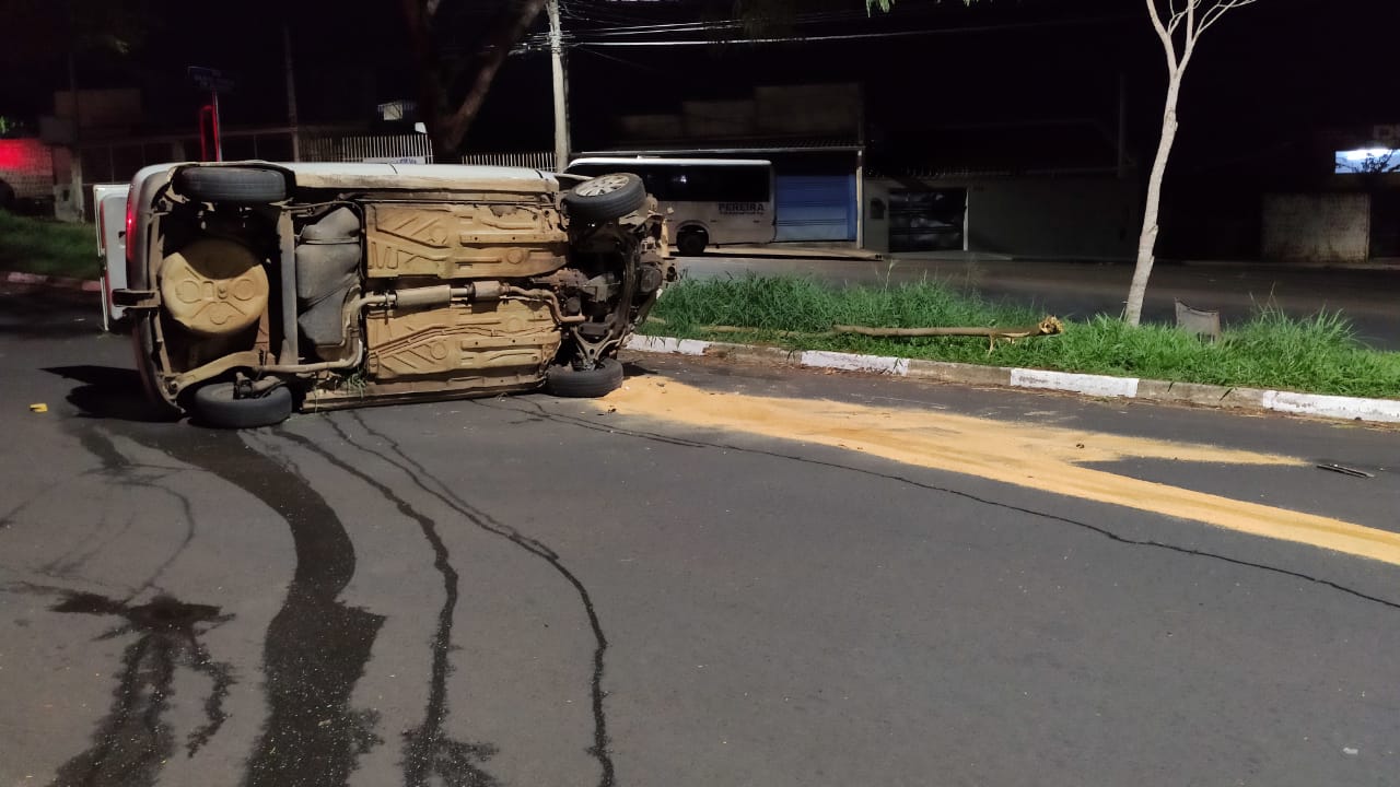 Foto 6 de 7 — Casal e criança ficam feridos após veículo colidir contra árvore em Araraquara; carro tombou